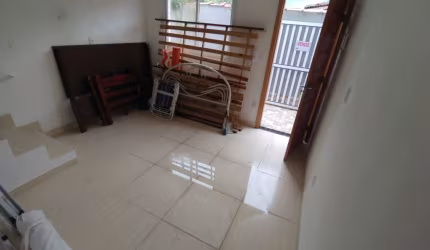 Casa 2 quartos - Quintal - Lado Praia no Jardim Real em Praia Grande - RP439