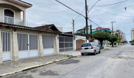 Sobrado para venda tem 220 metros quadrados com 3 quartos em Caiçara - Praia Grande - SP
