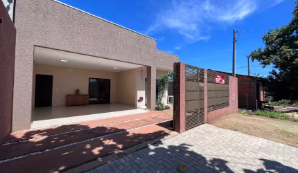 Linda casa alto padrão com 03 dormitórios localizada no bairro Jd. Ipê próximo ao mercado Nei e Colégio Zizo