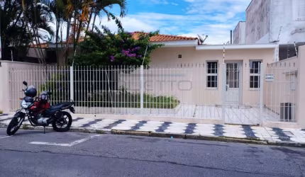 Casa Térrea com 03 dormitórios, sendo 01 suíte, à venda no Centro de Mogi das Cruzes - SP