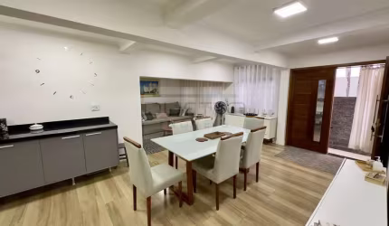 Sobrado amplo com 03 dormitórios e área gourmet, à venda na Vila Suissa, Mogi das Cruzes - SP