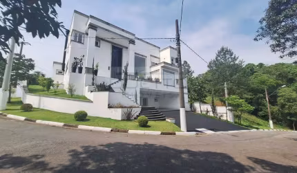 Sobrado Alto Padrão de 900m², à locação no Cond. Res. Monterey Ville, Mogi das Cruzes - SP