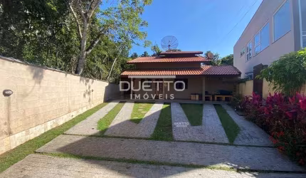 Casa de Praia em condomínio fechado, contando com 02 dormitórios e piscina adulto e infantil, à ven