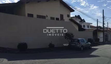 Sobrado de 03 dormitórios, sendo 01 suíte, à venda na Vila Suissa, Mogi das Cruzes - SP