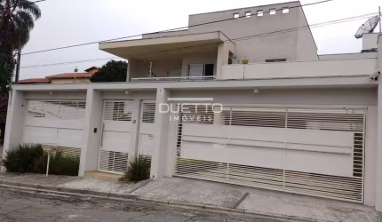 Casa à venda com 4 dormitórios sendo 2 suítes na Vila Oliveira em Mogi das Cruzes - SP