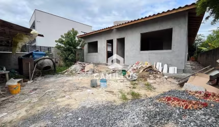 Casa financiável com 3 dormitórios à venda, 97 m² por R$ 650.000 - Carianos - Florianópolis/SC