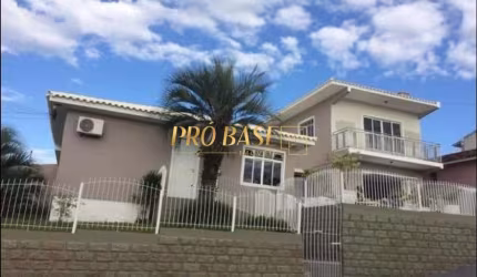 Casa com 3 quartos à venda na Rua Antônio Basil Schroeder, 886, Bela Vista, São José por R$ 799.000