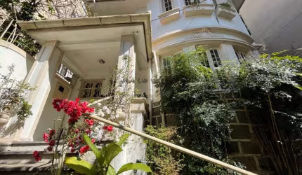 Casa com dois pavimentos em excelente localização