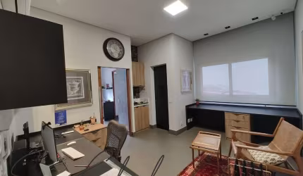 Sala comercial com móveis planejados para locação em Valinhos/SP.