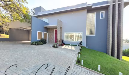 Casa à venda no  Condomínio Santa Teresa,  com 4 Quartos e 5 banheiros, piscina, 351 m² por R$ 1.550.000, 5 min de Vinehdo, São Paulo.