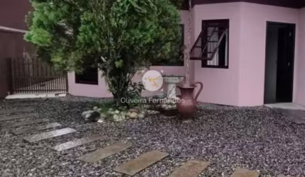 Casa com 1 suíte + 2 dormitórios, churrasqueira e fogão a lenha no João Costa