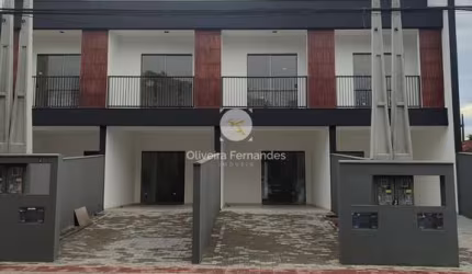 Sobrado Geminado no Iririu com 3 Quartos e Espaço Externo Amplo - Estuda Permuta por Apartamento até R$250 mil