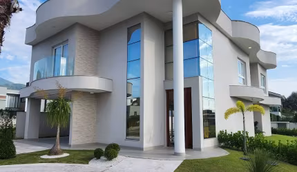 CASA NOVA NO CALEDÔNIA DE ESQUINA , FINAMENTE MOBILIADA E EQUIPADA.