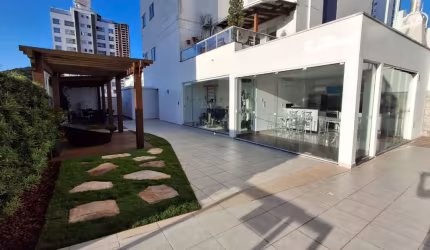 Apartamento com 3 suítes e 3 vagas finamente mobiliado e equipado