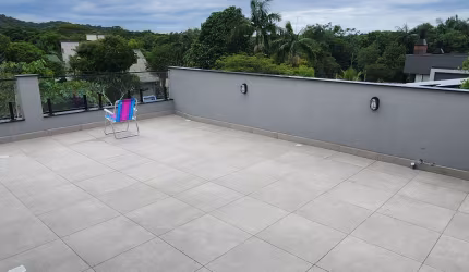 Casa nova na praia do Estaleiro a 650 m da praia