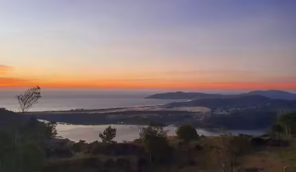 Terreno com 20.000 metros quadrados, vista do MAR e da lagoa, na praia do Siriú em Garopaba, SC