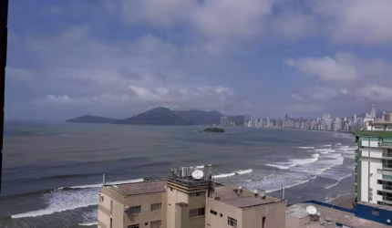 Apartamento FRENTE MAR, lateral na Barra Norte com 3 quartos, sendo uma suíte.
