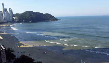Frente Mar na Barra Norte com 3 quartos + dependência, sacada com churrasqueira a carvão e 2 vagas