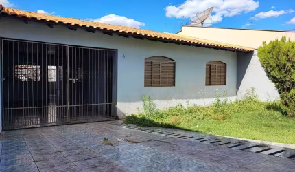 Casa para Venda em Londrina, Conjunto Habitacional Milton Gavetti, 2 dormitórios, 1 banheiro, 4 vagas