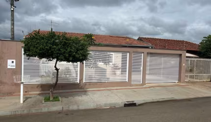 Casa para Venda em Londrina, Aragarça, 3 dormitórios, 1 suíte, 2 banheiros, 2 vagas