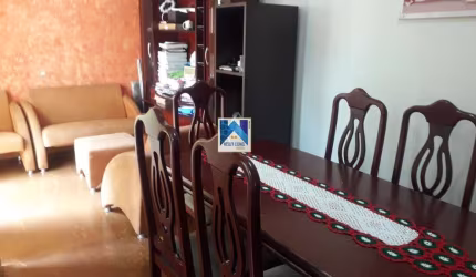 Com 3 dormitórios, sendo 1 suíte, possui 3 banheiros, 2 vagas de garagem, 2 salas, localizado em condomínio.