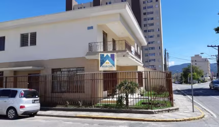 Sobrado com Ótima Localização para Locação e Venda no bairro Centro.