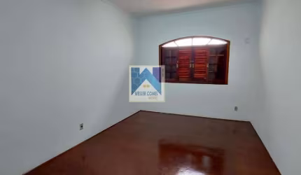 Uma casa espaçosa e bem projetada, com 4 dormitórios, sendo 1 suíte confortável e ampla, perfeita para relaxar após um longo dia. A área social inclui uma sala de estar acolhedora