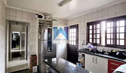 Ótima oportunidade de adquirir uma casa térrea com excelente distribuição de espaços. O imóvel conta com 2 dormitórios , 1 sala ampla, banheiro social, 1 suíte com hidromassagem, l
