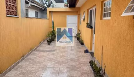 Linda casa térrea disponível para venda, ideal para quem busca conforto e segurança. A casa possui 3 dormitórios, sendo 1 suíte, garantindo privacidade e aconchego. A sala de janta