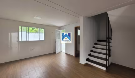 3 quartos, 1 quarto sendo suíte e é a varandada 1 banheiro piso superior é laje. Sala, cozinha, lavabo, quintal, lavand