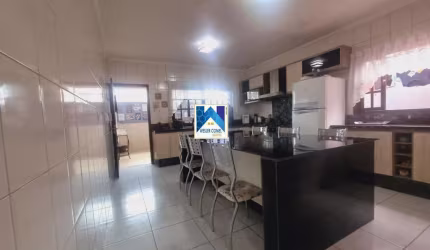 2 Lavabos, 2 Vagas, 3 Dormitórios sendo 1 Suíte, Àrea gourmet com churrasqueira, Cozinha intregrada com área gourmet