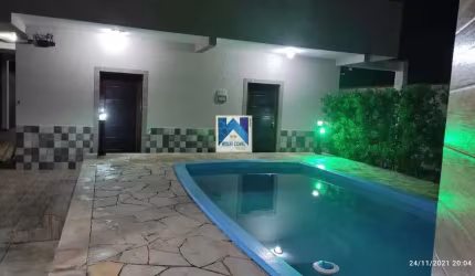 Esta linda casa à venda, localizada a poucos passos da praia, oferece o melhor em conforto e praticidade para quem busca qualidade de vida à beira-mar.