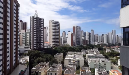 Lindo apartamento, 4/4 andar alto, em uma localização privilegiada no charmoso e encantador bairro do Caminho das árvores.