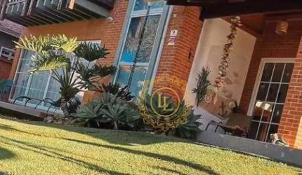 CASA  FRENTE MAR, ALTO PADRÃO EM BALNEÁRIO PIÇARRAS -SC COM 03 SUÍTES 02 VAGAS MOBILIADO.