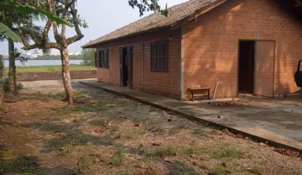 Casa com fundos e vista para o mar!