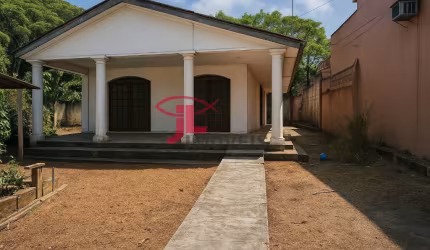 Casa com localização privilegiada no centro de Antonina!
