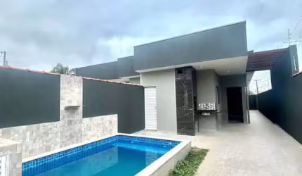 Casa com piscina em Itanhaém-SP