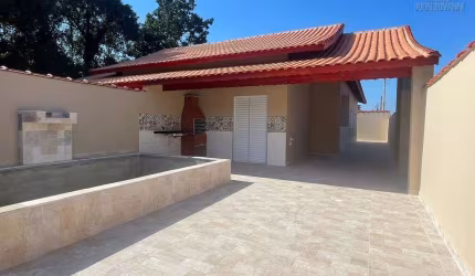 Casa térrea com piscina e dois quartos em Itanhaém-SP
