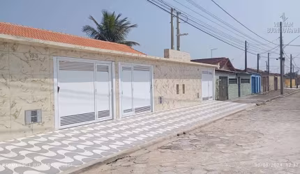 BELA CASA COM PISCINA NA PRAIA DE MONGAGUÁ-SP