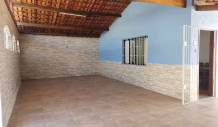 Casa ampla com quintal grande no Solemar em Praia Grande -SP