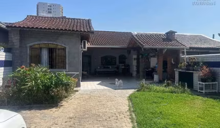 BELISSIMA CASA NO CANTO DO FORTE A 700M DA PRAIA!
