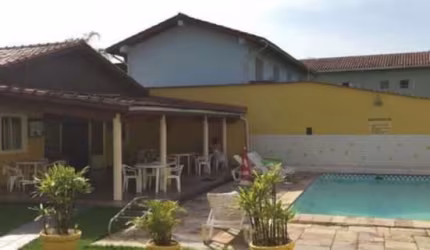 Sobrado em condominio fechado com piscina 100 metros da praia!