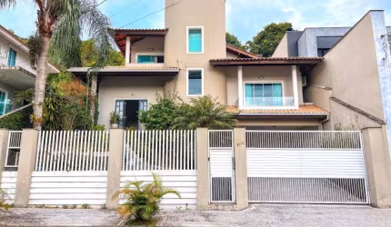 Casa à Venda em Jaraguá do Sul com 3 quartos sendo 1 suíte – Bairro Amizade