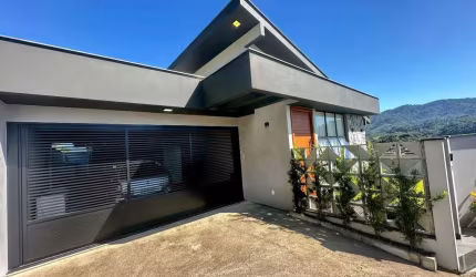 Linda Casa a venda, com 03 quartos, sendo 01 suíte, no bairro Jaraguá 99, Jaraguá do Sul