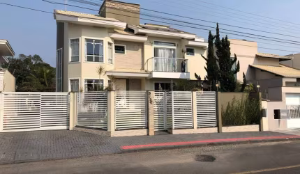 Casa à Venda em Jaraguá do Sul - 4 quartos - Jaraguá Esquerdo