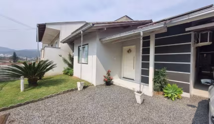 Casa à Venda em Jaraguá do Sul com 3 quartos sendo 1 suíte – Bairro Rau