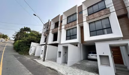 Vende-se sobrado geminado de 142m² com 3 dormitórios sendo 1 suíte no bairro Vila Lenzi.