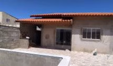 Casa no Bairro Tupy, em Itanhaém - localizada no lado praia, em rua de terra.