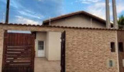 Casa no bairro Umuarama, em Itanhaém - localizado lado serra, em rua calçada.