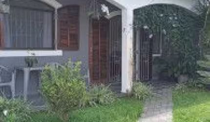 Casa no bairro Tupy, em Itanhaém - localizado lado praia, em rua calçada.